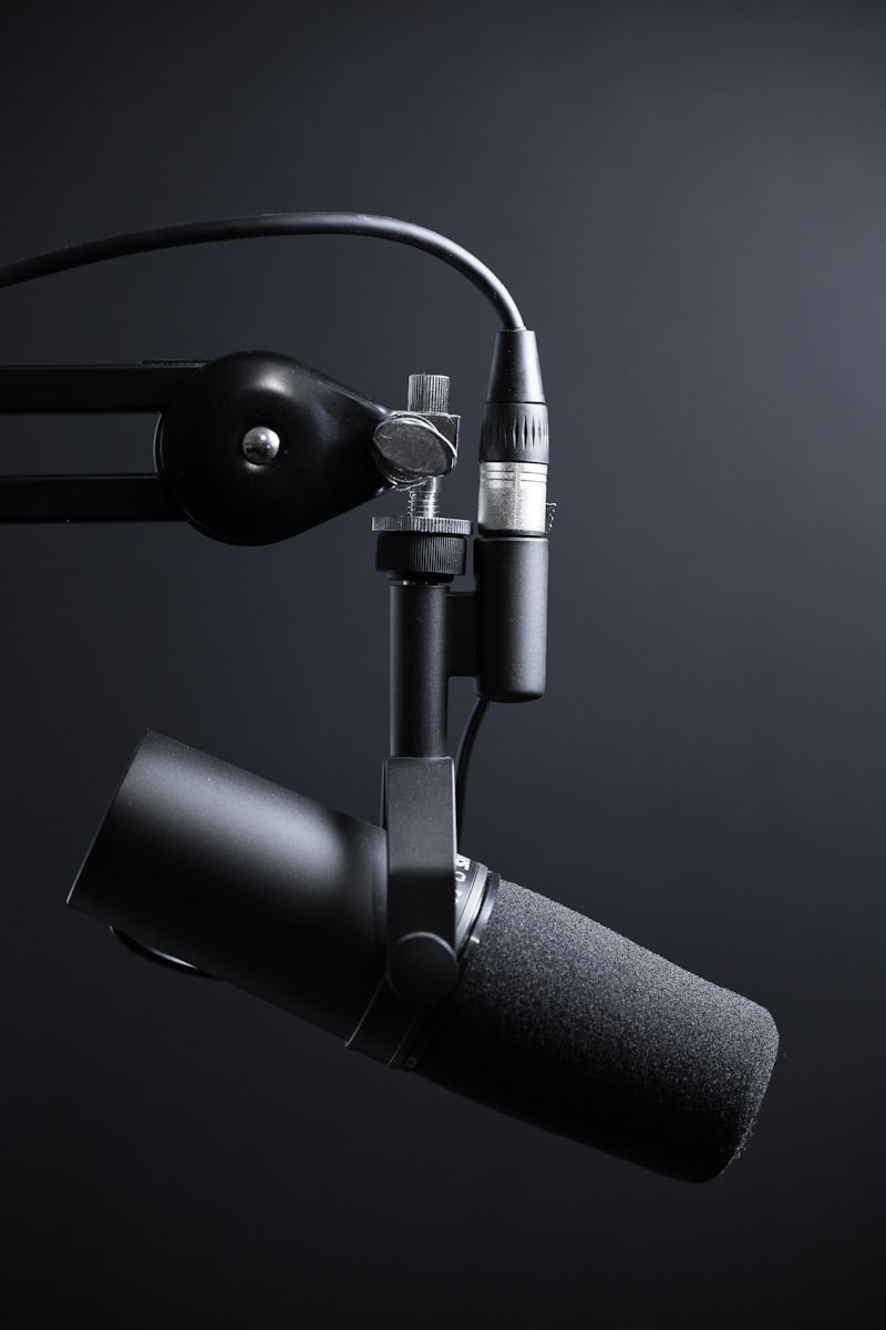 Table d'enregistrement pour podcast professionnel avec casques
