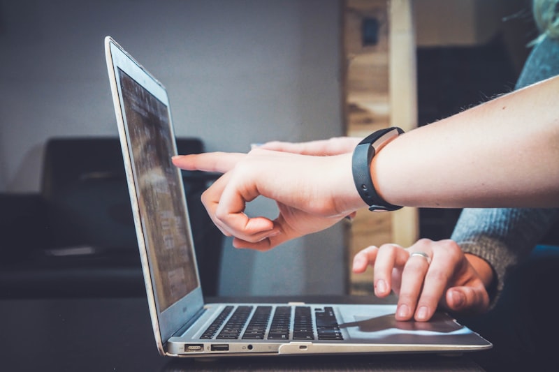 Ordinateur de montage avec découpe vidéo d'apprentissage
